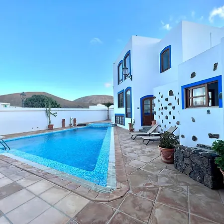 Daire Double With Terrace Or Balcony, Wifi, Breakfast Included And Volcano View