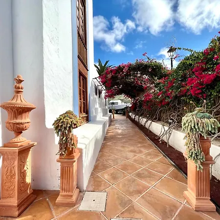 Double With Terrace Or Balcony, Wifi, Breakfast Included And Volcano View Daire
